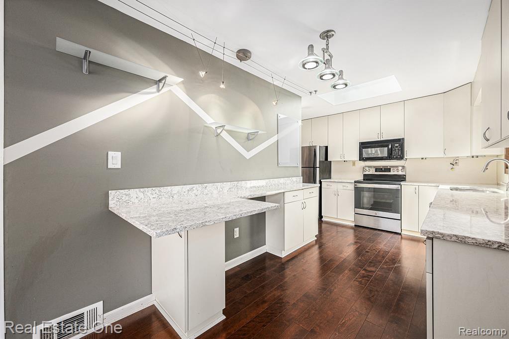 60610 Sue Street, South Lyon, MI 48178 — Photo 4
