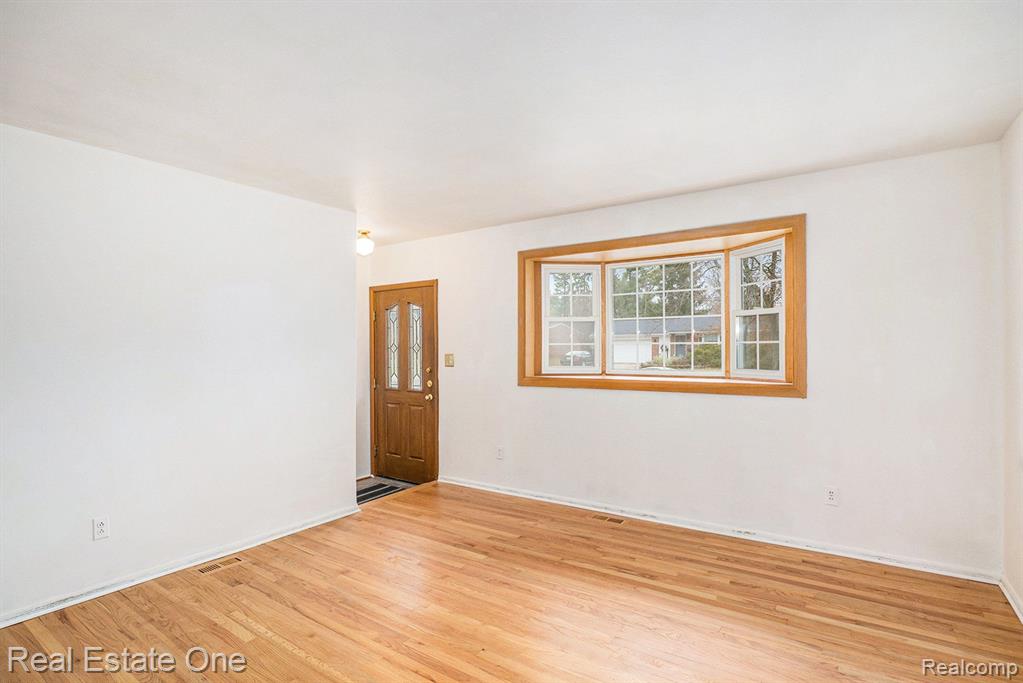 926 BYRON Drive, Milford, MI 48381 — Photo 4