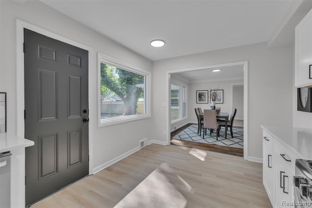 18755 Cambridge Boulevard, Lathrup Village, MI 48076 — Photo 15