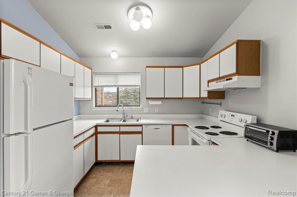 42580 Lilley Pointe Drive, Canton, MI 48187 — Photo 4