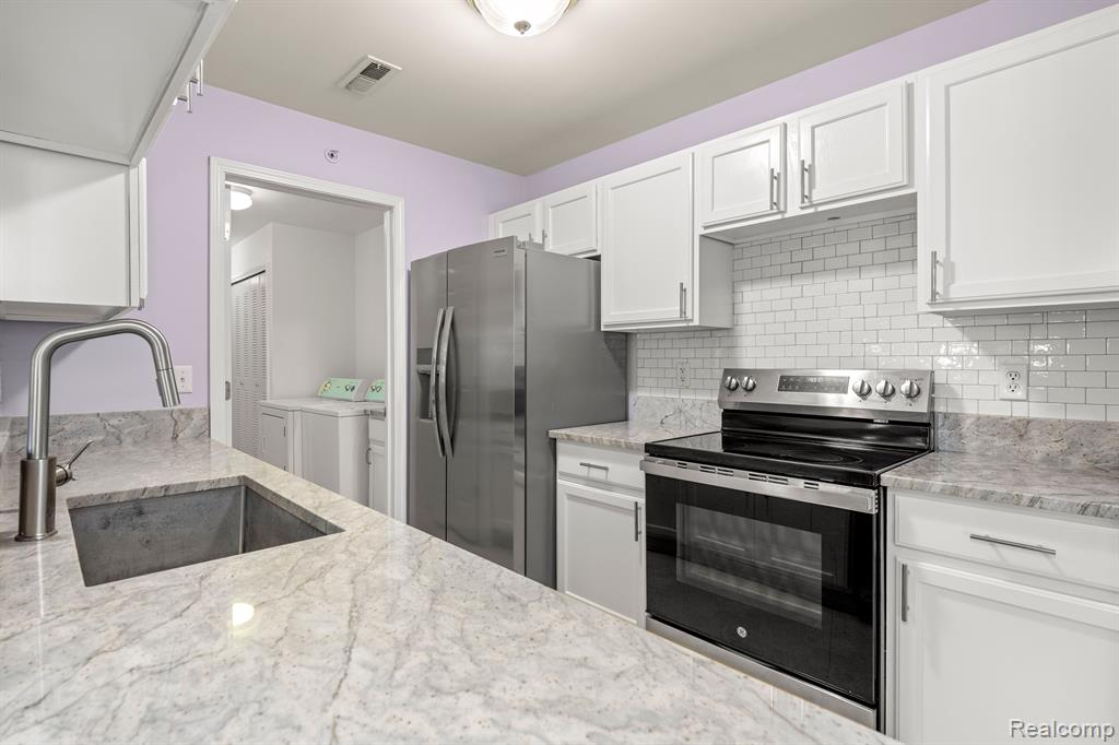 28260 OAKMONTE Circle E, New Hudson, MI 48165 — Photo 17