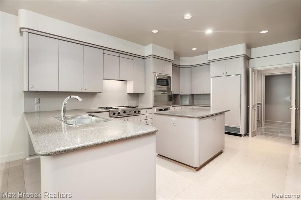 4366 KAREN Lane, Bloomfield Hills, MI 48302 — Photo 21