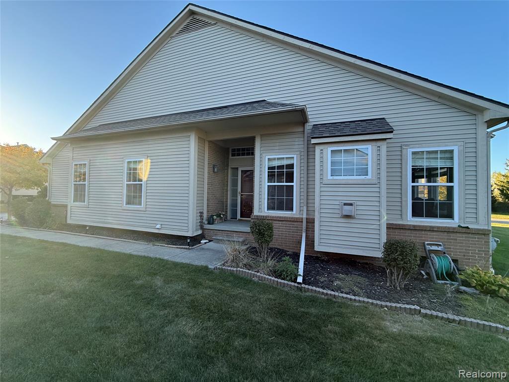 6063 Pine Cone Drive, Grand Blanc, MI 48439 — Photo 2