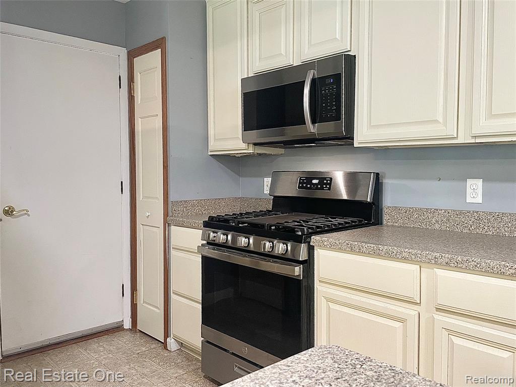4620 Kempf Street, Waterford, MI 48329 — Photo 10