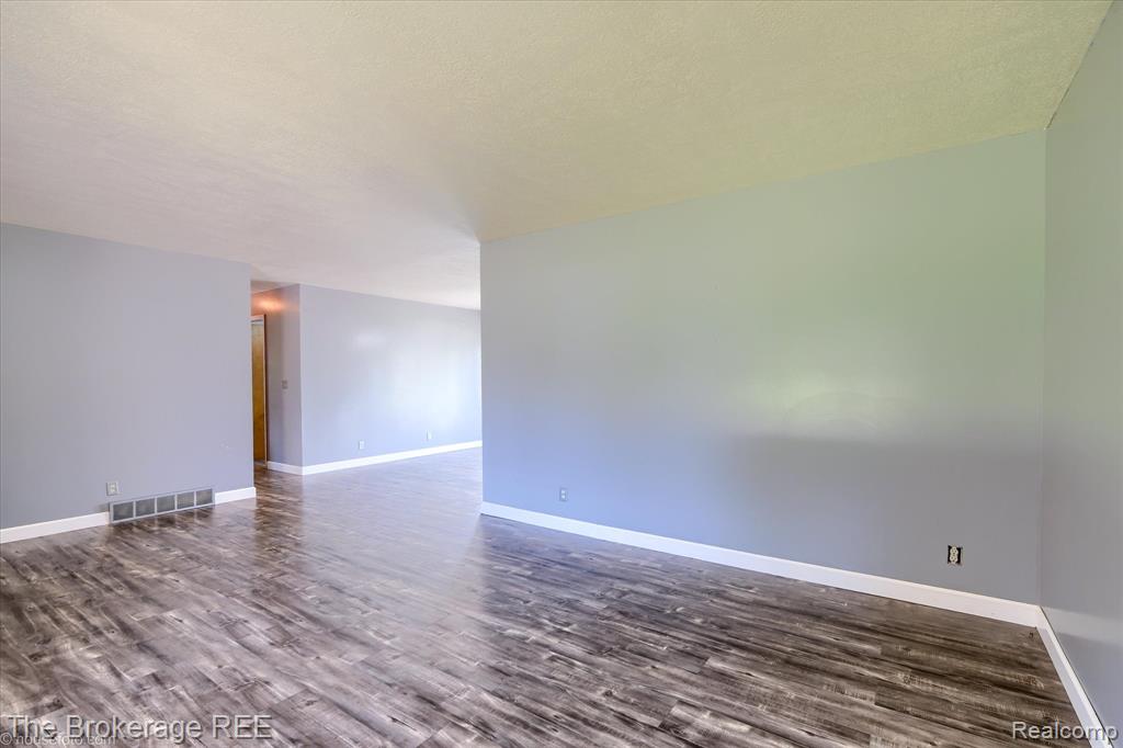 5495 E Coldwater Road, Flint, MI 48506 — Photo 12