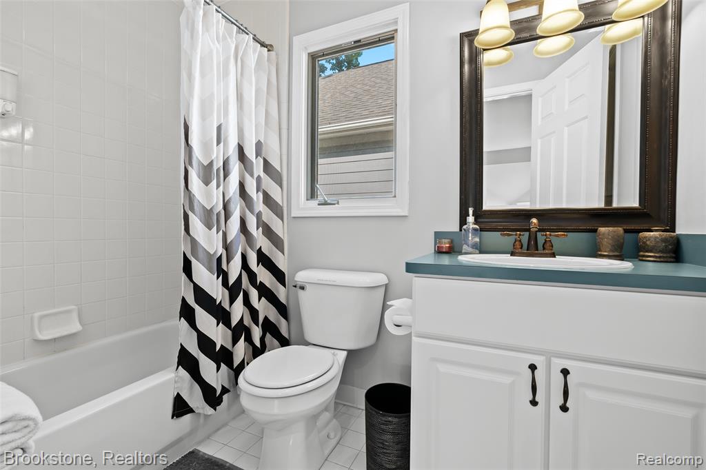 400 LA PLAZA, Royal Oak, MI 48073 — Photo 34