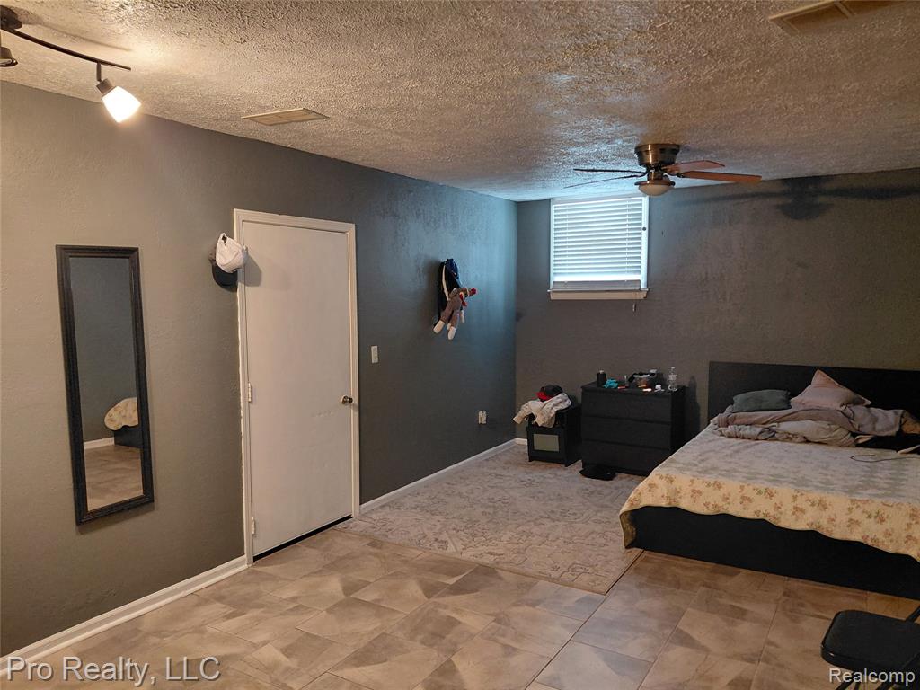 8445 Crestshire Drive, Ypsilanti, MI 48197 — Photo 39