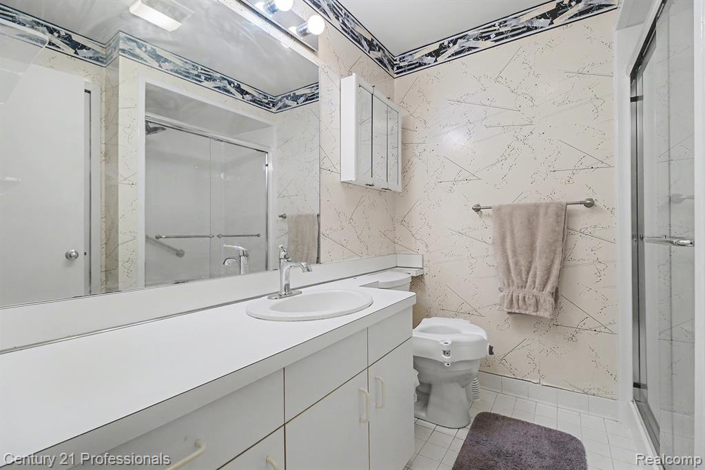 6680 Ridgefield Circle, 102, West Bloomfield, MI — Photo 18