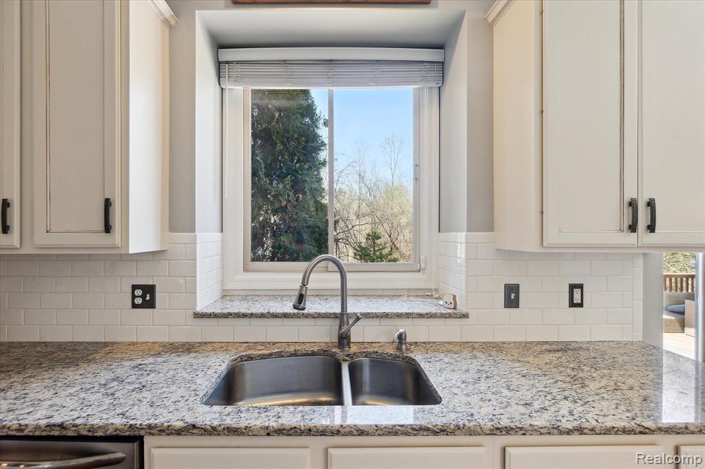 6808 OAKHURST RIDGE Road, Clarkston, MI 48348 — Photo 15