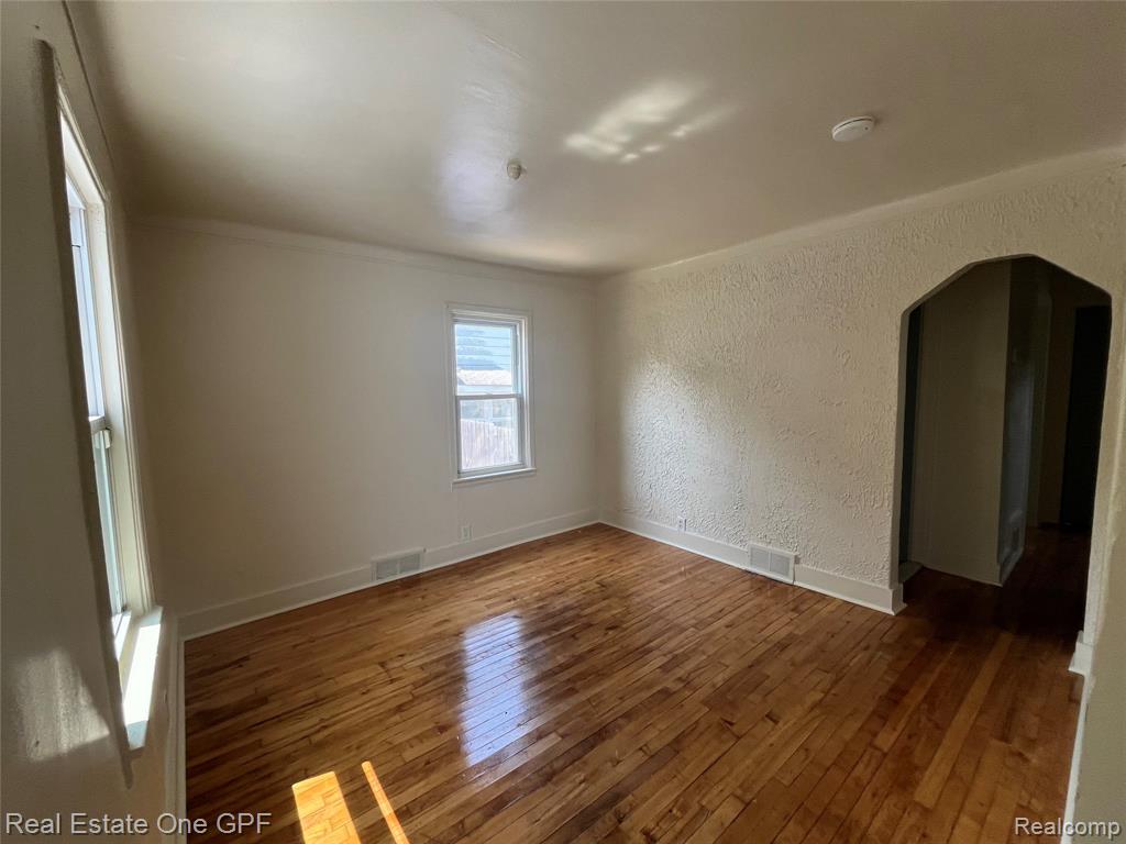 8679 CHALMERS Avenue, Warren, MI 48089 — Photo 5