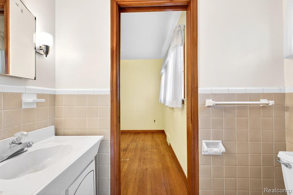 8300 Kinmore Street, Dearborn Heights, MI 48127 — Photo 19