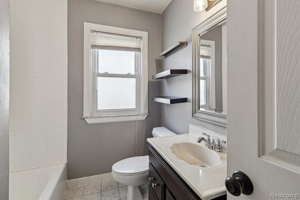 812 N KENWOOD Avenue, Royal Oak, MI 48067 — Photo 19