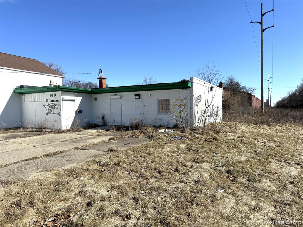 910 N VERNON Avenue, Flint, MI 48506 — Photo 2