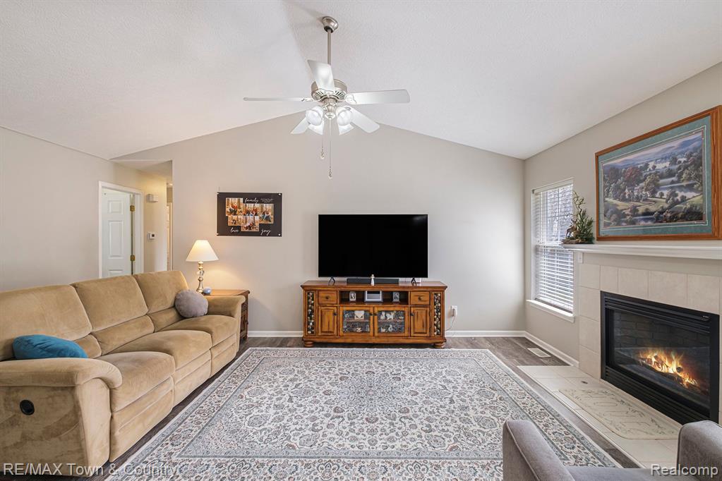 6043 SIPES Lane, Flint, MI 48532 — Photo 4