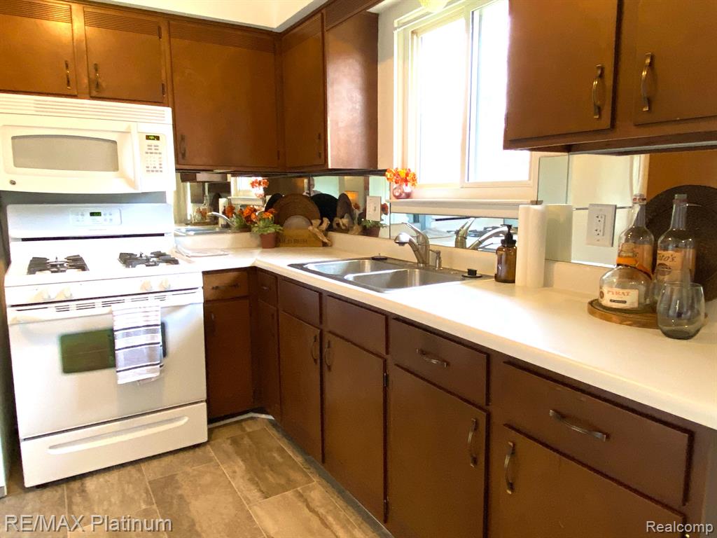 6201 WILLIAMS LAKE Road, Waterford, MI 48329 — Photo 8