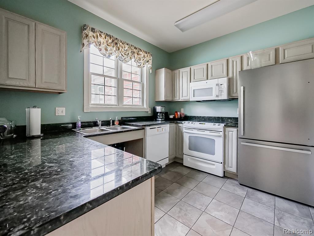229 Brookwood Drive, 9, South Lyon, MI 48178 — Photo 16