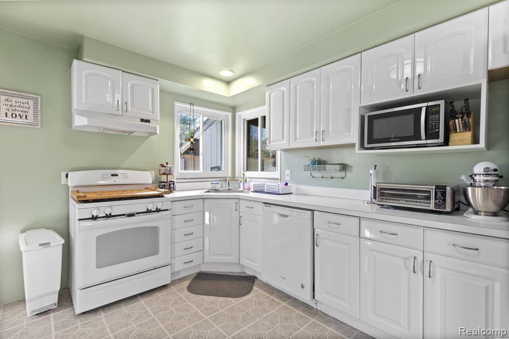 8681 STROM Drive, Sterling Heights, MI 48314 — Photo 9