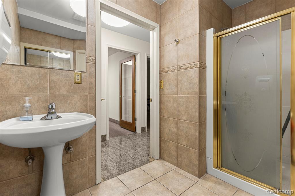 30401 UTICA Road, Roseville, MI 48066 — Photo 18