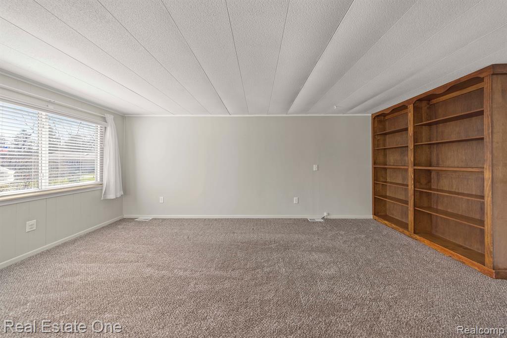 542 SNYDER Road, Highland, MI — Photo 5