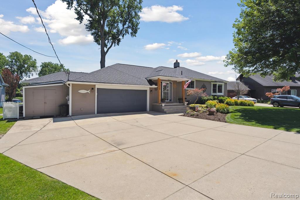 319 Angola Street, Wolverine Lake, MI 48390 — Photo 2