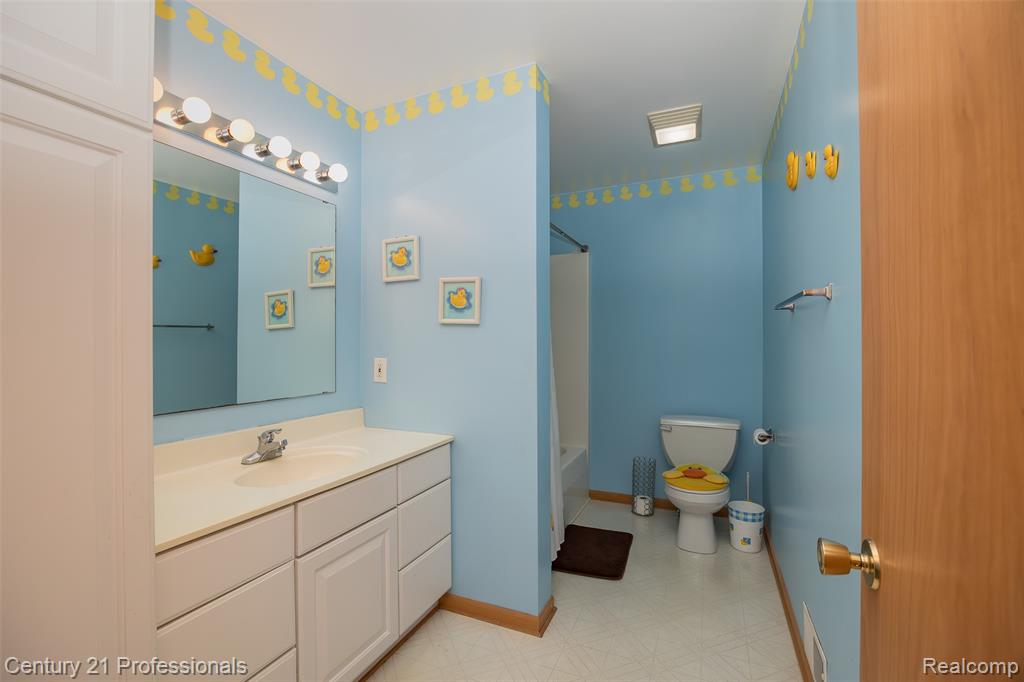 6591 Windiate Road, Waterford, MI 48329 — Photo 24