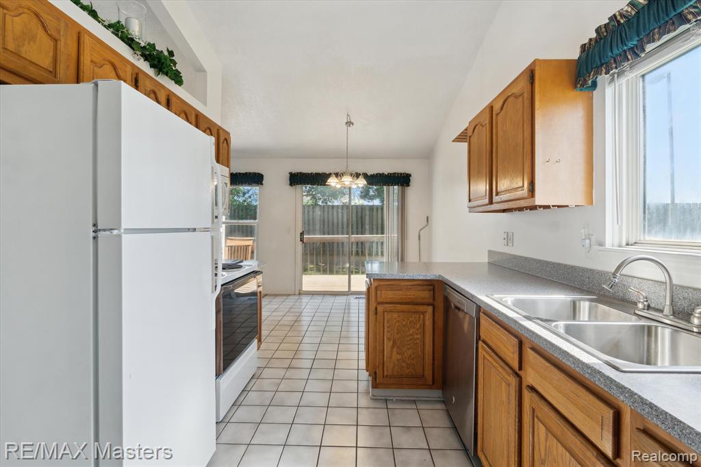 22571 Silver Creek Drive, 16, Woodhaven, MI 48183 — Photo 8