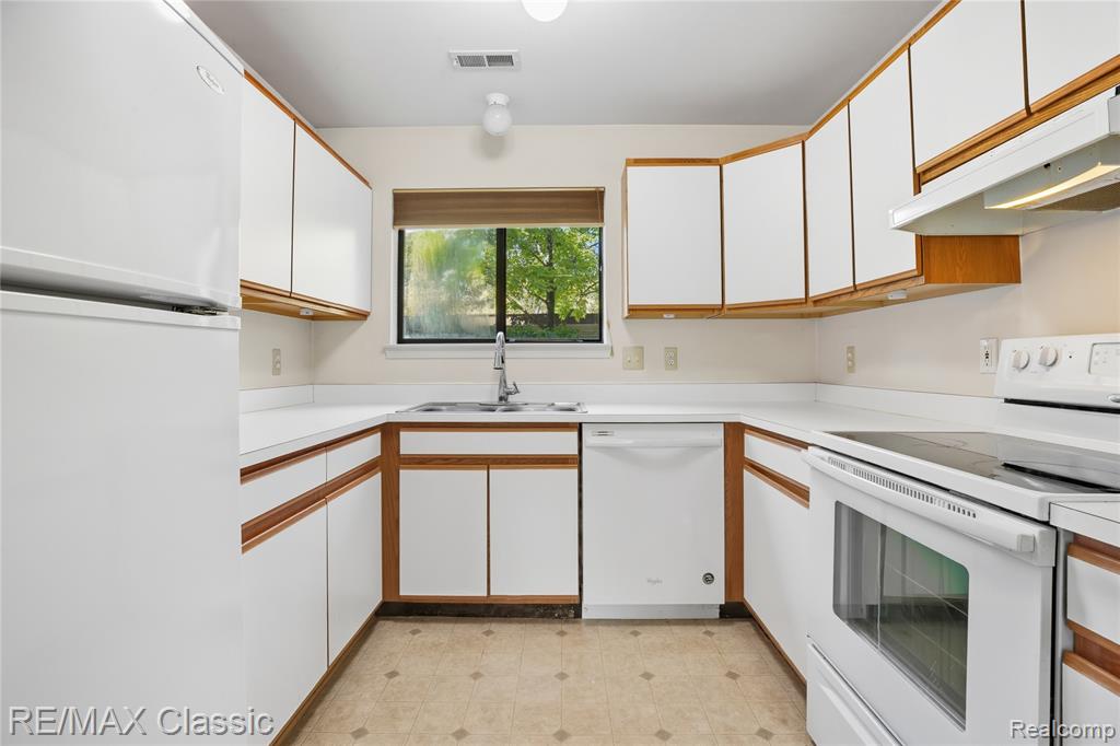 42670 Lilley Pointe Drive, Canton, MI 48187 — Photo 10