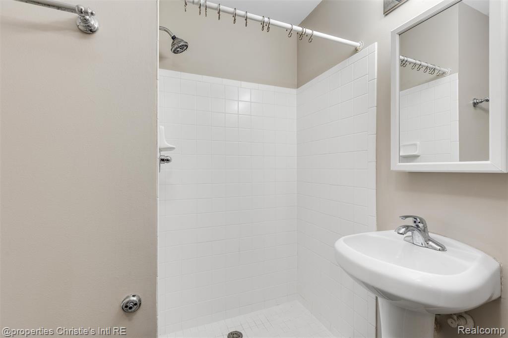 44 Adelaide Street, Detroit, MI 48201 — Photo 18