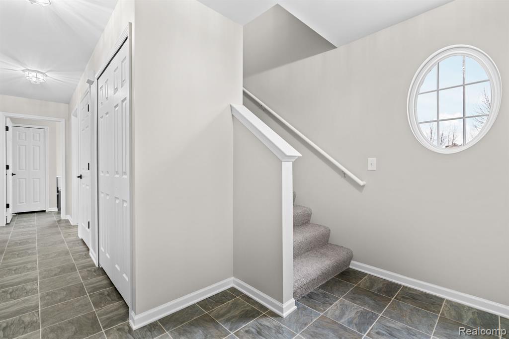 990 Waters Edge Lane, Fenton, MI 48430 — Photo 9