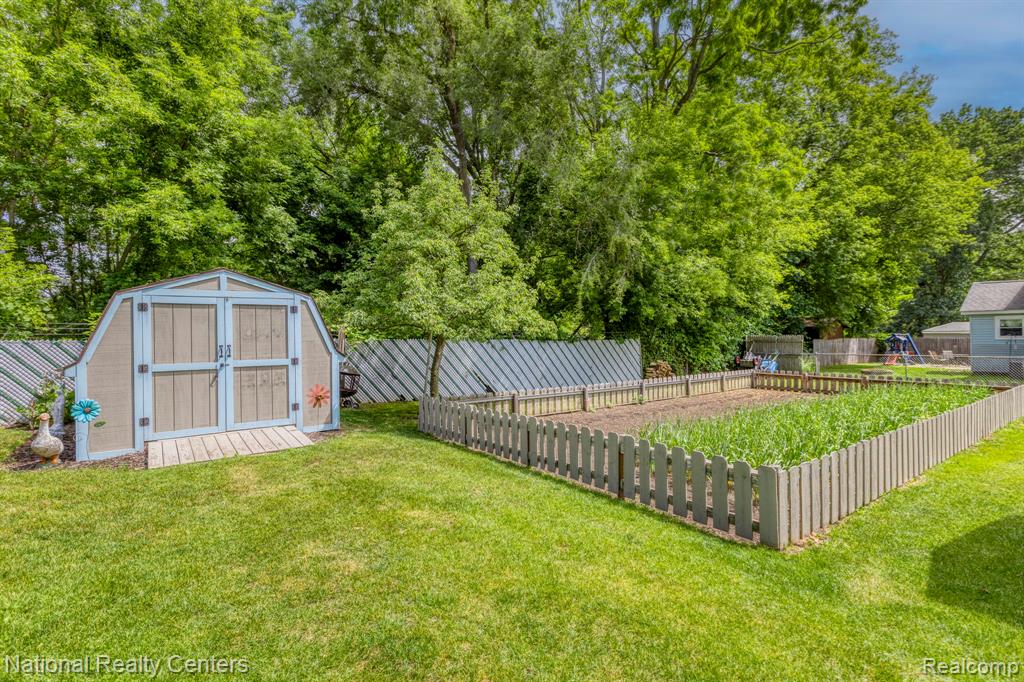 9150 Maplewood Drive, White Lake, MI — Photo 22