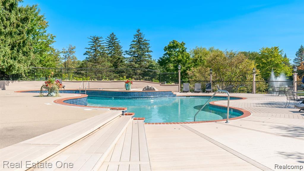 7332 Meadowridge Circle, West Bloomfield, MI — Photo 32