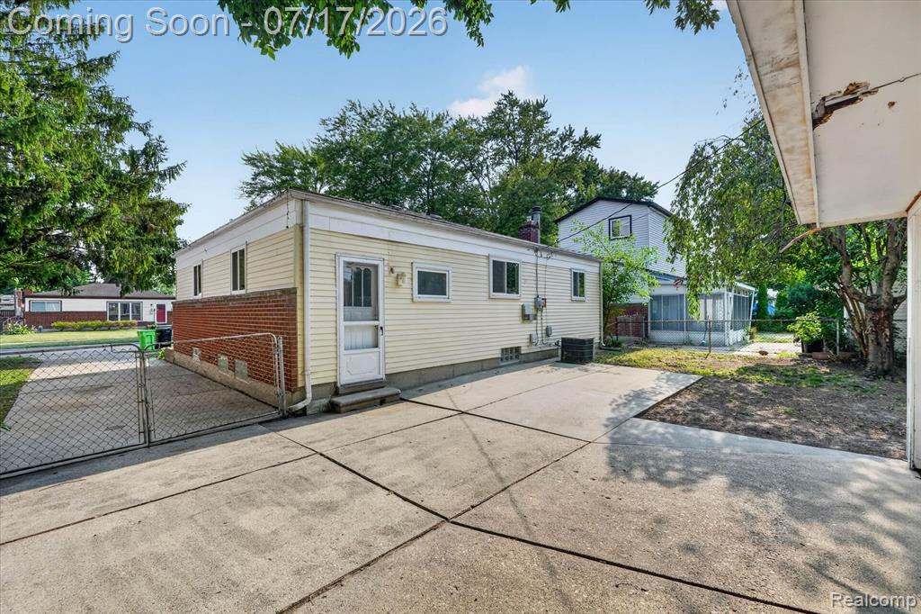 903 Bernie Lane, Madison Heights, MI 48071 — Photo 30