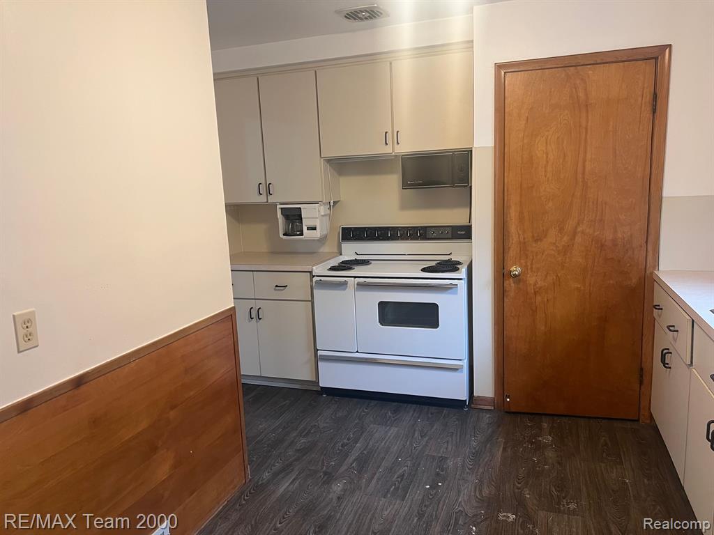 6919 COLONIAL Street, Dearborn Heights, MI 48127 — Photo 11