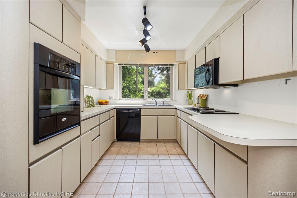 6391 Wing Lake Road, Bloomfield Hills, MI 48301 — Photo 11