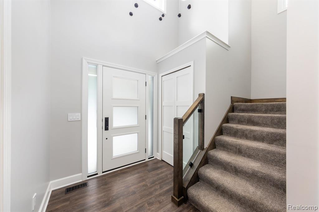 8484 SADDLEWOOD Drive, Brighton, MI 48116 — Photo 4