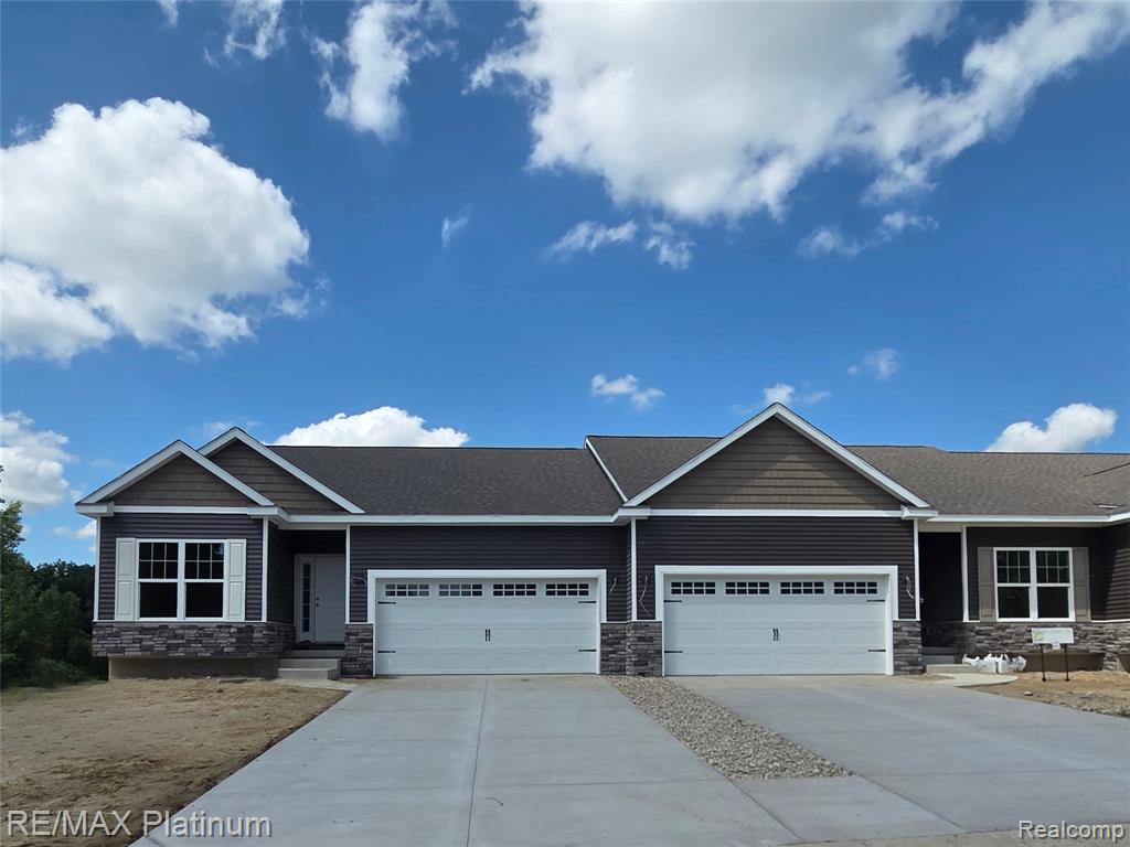 856 Oakwood Circle, 44, Fenton, MI 48430 — Photo 2