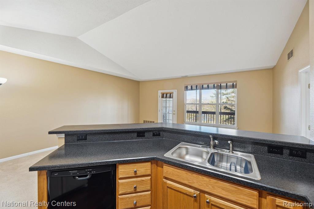1490 FOX POINTE Circle, Ann Arbor, MI 48108 — Photo 12