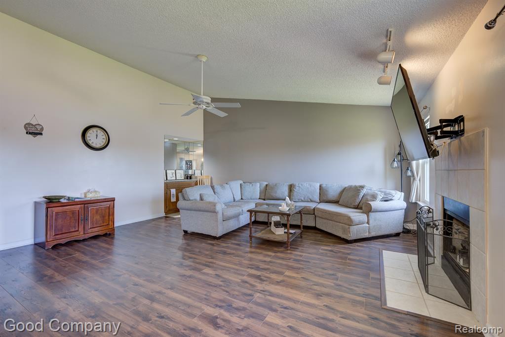 4910 HARBOR POINT Drive, 3, Waterford, MI 48329 — Photo 5