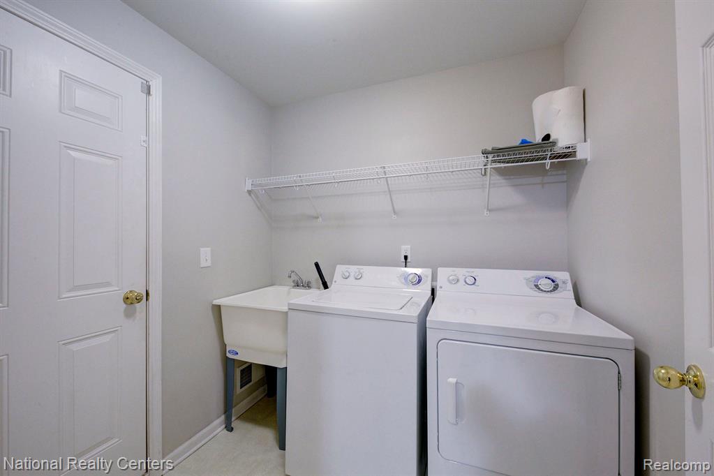6104 JASMINE Drive, Walled Lake, MI 48390 — Photo 31