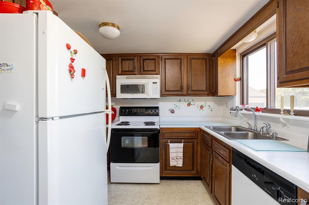 9871 Cambridge Court, South Lyon, MI 48178 — Photo 14