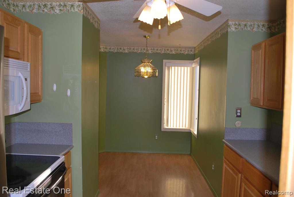 697 RAVENCREST Lane, 5, Westland, MI — Photo 12