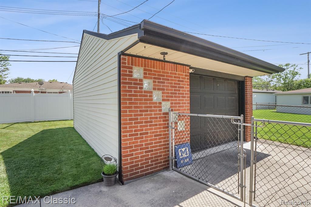 6900 CRESTWOOD Street, Dearborn Heights, MI 48127 — Photo 32