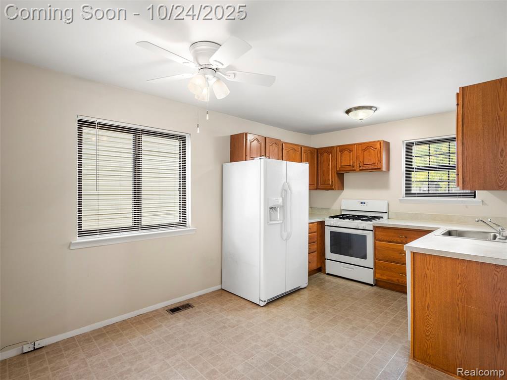 2844 Roundtree Drive, Troy, MI 48083 — Photo 12