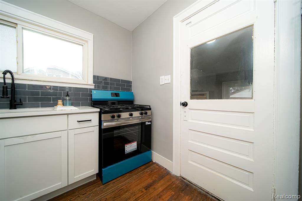 74 W BERNHARD Avenue, Hazel Park, MI 48030 — Photo 23