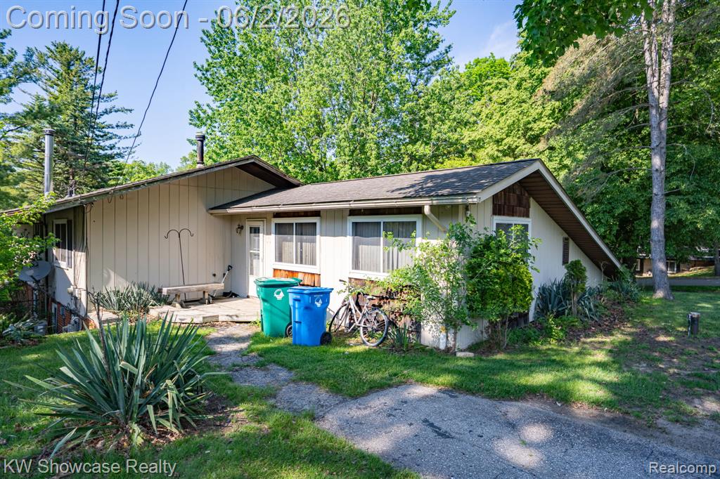 820 Clara Street, Commerce Twp, MI 48390 — Photo 13