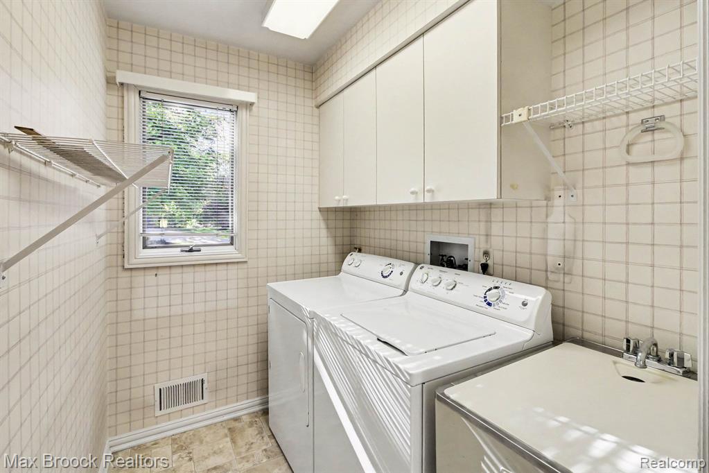 21850 Dover Court, Beverly Hills, MI 48025 — Photo 25