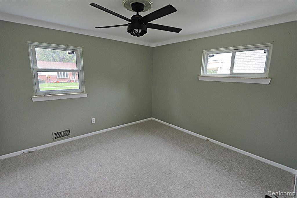 9929 DEERING Street, Livonia, MI 48150 — Photo 17