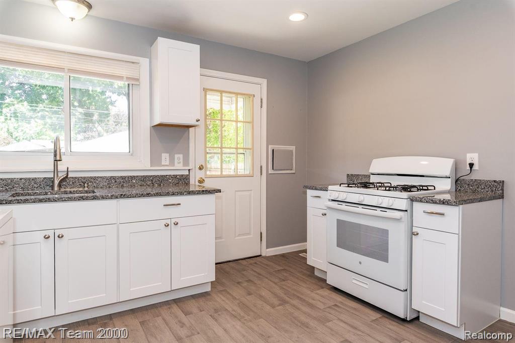 4647 Edgewood Street, Dearborn Heights, MI 48125 — Photo 4