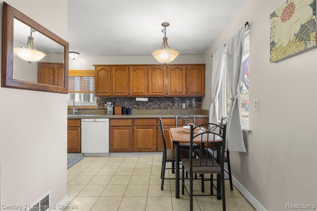 4928 RAYMOND Avenue, Dearborn Heights, MI 48125 — Photo 8