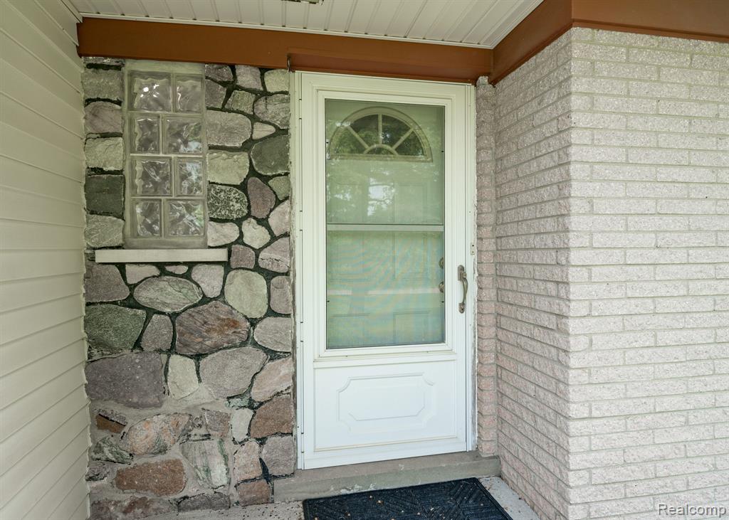 5871 Brewster Road, Rochester Hills, MI 48306 — Photo 12